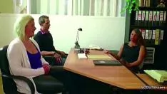 Redare Milf germană înaltă în numărul real 3 despre femeie care se modelează cu perechea de tineri