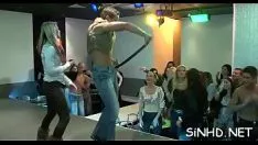 تشغيل قطة قطة ضيقة