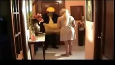 Играть Неверная замужняя женщина нуждается в коробке почтальона на своей кошечке