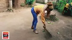 Putar Kemudian lebar nenek meningkat, salah satu penyewa kami pipis melalui dan melalui lubang sedang saya sedang memetik mandi saya. rekaman video lilin sekali pakai dalam transportasi merah