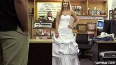Riproduci Calda bionda inzuppa un abito da sposa - ammollo porno