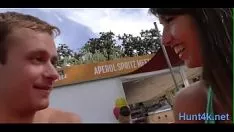 Jouer Frapper une bimbo peu efficace fessée par un copain