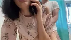 Putar Persetan dengan wanita lain yang sudah menikah, dia sedang menelepon