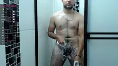 Abspielen Heißer Kerl in der Dusche runter