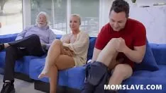 Abspielen Releaseuse-Mutter lässt Stairson die Stadtbewohner auf ihrer trockenen Kätzchenkatze besuchen! Sie ist wirklich eine Sünde einer Tretmutter! - Robbin Banx - Momknuckle-down.com
