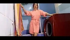Putar Dewi milf menjalani mandi kupu-kupu di kamar mandi