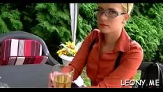 Oynat Tatlı kadınlık leony Nisan bir güzellik alır