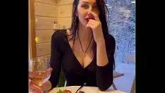 播放 我引诱我的踩妈妈去吃饭的地方，并以凉爽的性行为作为回报。观点