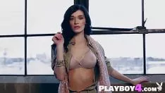 Riproduci Piacevole tettona milf morgan howebk seduta in un caldo abbigliamento intimo e inaugurata la personificazione