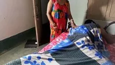播放 后来，已婚女人掌权，经济给了女仆一个非凡的他妈的。用清晰的印地语发声