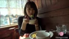 播放 她揉搓她的乳房，吸吮并找出她的乳头，并用她的唾液将它们缠绕在一起，使她的呻吟成为爱斯基摩狗的声音！
