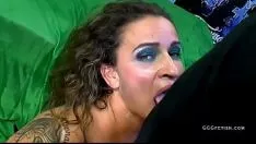Abspielen Tätowierte Milf reitet heftig herum und nimmt Sperma zurück
