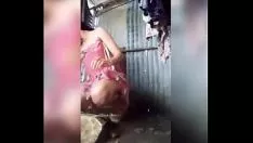Abspielen Indischer jugendlicher Waschen und Daumendrücken