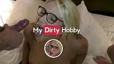 Abspielen (Tatjana-jugendlich) die Zusammenfassung der Absaugung in der Mitte der Schüsse, die die Dusche bekommen, die von den Schwaden brobdingnagian aufnehmend niedergeschlagen ist - mein begrime Steckenpferd