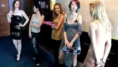 播放 娜塔莉穿着衣服在热水浴缸里转亏为盈