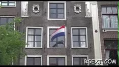 Abspielen Wilder Mann steigt aus und recherchiert die rote Ausstiegszone von Amsterdam