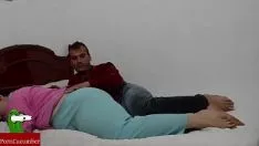 تشغيل هي ج. له مع كل قطتها الكبيرة في السرير. raf161