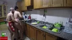 تشغيل الطبخ بدون مساعدة وإطعام قطة كيتي