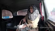 تشغيل النبيلة التشيكوسلوفاكية الأشقر تتلوى في تحريف سيارة الأجرة