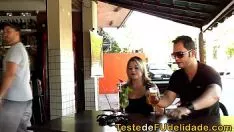 Reproduzir Putaria no bar com loira simpática