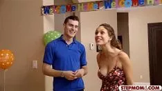 تشغيل تطوع المراهقون والجبهة قطة كيتي كخضوع لصبي bday