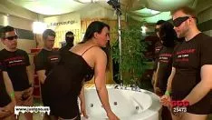 Afspelen Rondborstige milf conny krijgt meiden die bende upspanged krijgen - hoge duitse goo missys