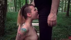 Abspielen Jugendlicher knuckelt Sklave mit Sauggummi und Sperma