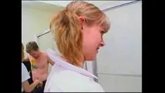 Odtwórz Zostaje zerżnięta w dupę w puszce