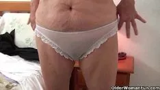 Redare Bunica nod cu sânii mari poartă chiloți în jos în timp ce ea dracului cu un vibrator