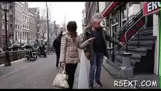 播放 Slatternty 的家伙支付关于阿姆斯特丹淫乱的管道性行为