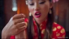 播放 Lil alina li 乱搞一个大白人 sashay 到一个 t