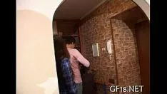 播放 糟糕的裙子让她的修长双腿复活了。