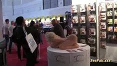 Играть Лесная дамочка подвергается парню на показе