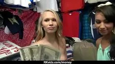 Играть Непрофессиональная красотка получает деньги за общественный секс 2