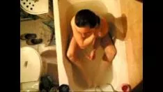 Riproduci Donna sposata dai capelli lisci in cam segreta nel bagno