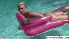 Jouer Une miss sauvage à cornes utilise des poussées pour obtenir un enregistrement vidéo culminant-26