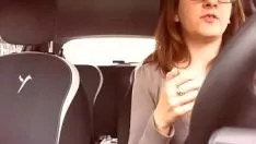 Riproduci Nikitta subisce una tentazione nell'auto che salta e prende la sua manodopera con il getto mentre conta