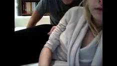 Jouer Une adolescente blonde serrée se fait baiser par son petit ami - 77cams.org
