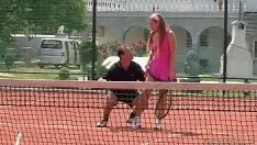 Putar Kencing di lapangan tenis woo
