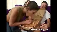 Oynat Y. pizza pastasını paylaşıyor www.pizza piecpodiumy.com