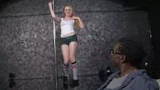 Abspielen Blondes Baby Hydii wird von einem schwarzen Punkt mit einem brobdingnagischen Sashay hart gefickt