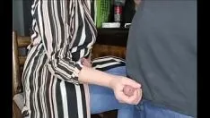 Reproduzir Kinky Milf masturbando o jardineiro usando o esperma do marido como lubrificante