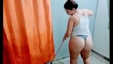 再生 私の義理の妹の雌犬は部屋をほぼ裸にしています、彼女はなんと素晴らしいお尻を持っていて、彼女の胸は美味しそうです