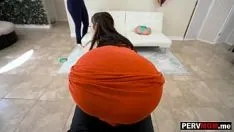 Riproduci La matrigna e la zia fanno un fantastico pompino di compleanno al figliastro