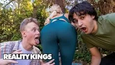 Oynat Jimmy michaels, bahçesini temizlemek için eğilirken milf slimthick vic'i ateşli buluyor - gerçeklik kralları