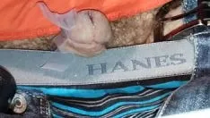 Играть Часть наполнителя скатывается вниз по моей растянутой, широко открытой, заклеенной лентой мочевой пузырь до переполнения. мои половые губы покрыты осколками камней, а затем вонзаются глубоко внутрь