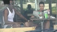Afspelen Vreemdgaande vrouw #4 deel 3 - manlief filmt mij buiten een café, onder de rok, terwijl ik een interraciale affaire heb met een zwarte man!!!