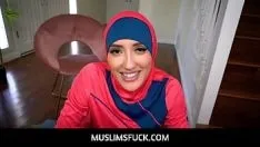 Abspielen Muslimsfuck – hijab tragende heiße frau fickt vermieter, um die miete zu bezahlen – chloe amour