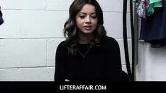 Oynat Lifteraffair - büyük memeli genç iki memur oğlan tarafından hırsızlık yaparken yakalandı - bella luna
