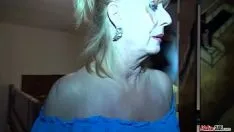 Oynat Seksi olgun kadın banyoda tamamen çıplakken filme alındı
